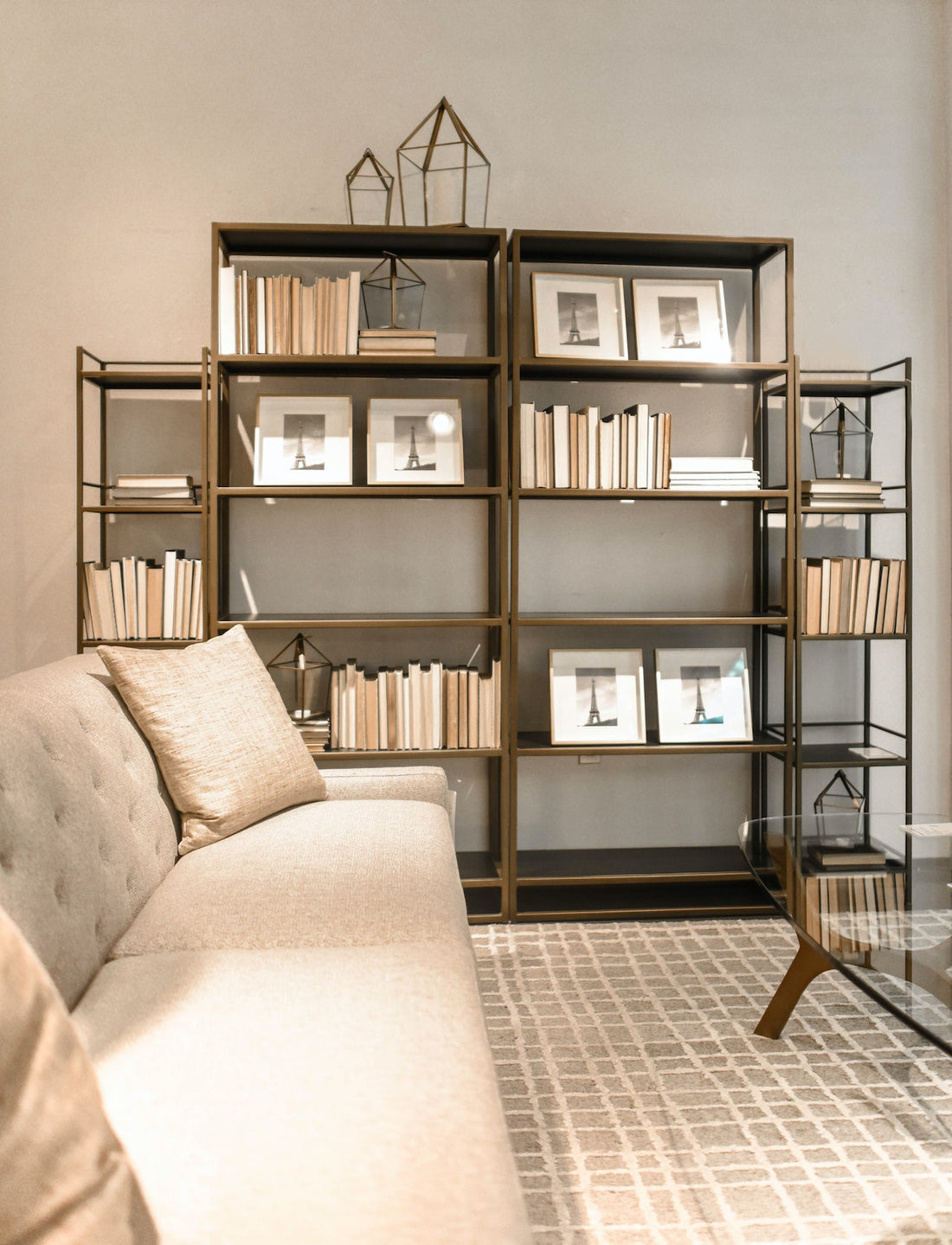 How do you mix and layer throw pillows to create an appealing and cohesive look
